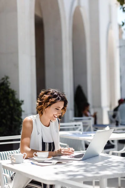 Kafede Oturan Onu Laptop Çalışma Güzel Gülümseyen Beyaz Kadın — Stok fotoğraf