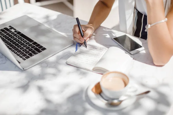 Händerna Oigenkännliga Kvinna Sitta Café Och Skriva Hennes Anteckningsbok — Stockfoto