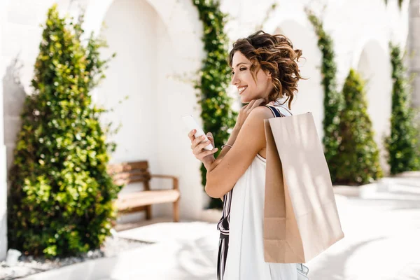 Bella Donna Sorridente Piedi All Aperto Possesso Shopping Bag Telefono — Foto Stock