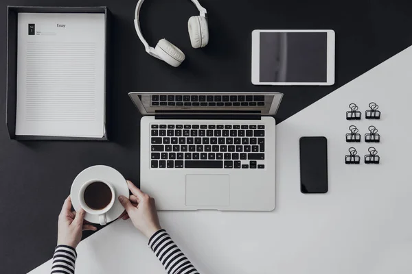 Ruce Nepoznání Ženy Držící Šálek Kávy Stolu Office — Stock fotografie