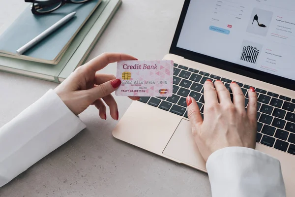 Manos Mujer Irreconocible Sosteniendo Tarjeta Crédito Para Compras Línea — Foto de Stock