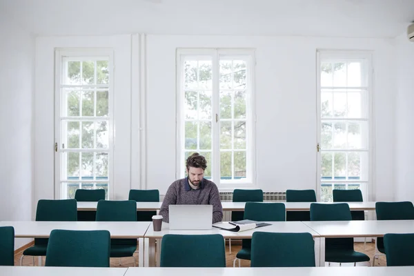 Ung Affärsman Som Arbetar Bärbar Dator — Stockfoto