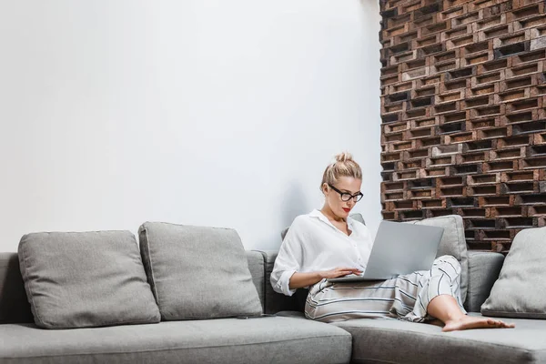 Beautiful Blonde Caucasian Woman Sitting Couch Home Looking Laptop — Stock Photo, Image