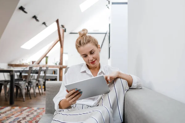 Pretty Blonde Smiling Caucasian Woman Sitting Couch Home Typing Tablet — Stock Photo, Image