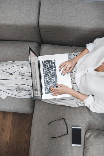 Von Oben Foto Einer Unkenntlichen Frau Die Auf Dem Sofa — Stockfoto