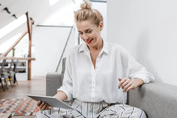 Portrait Belle Femme Souriante Assise Maison Regardant Tablette — Photo