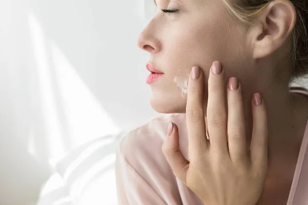 Mulher Bonita Colocando Creme Cosmético Cuidados Pele Seu Rosto — Fotografia de Stock