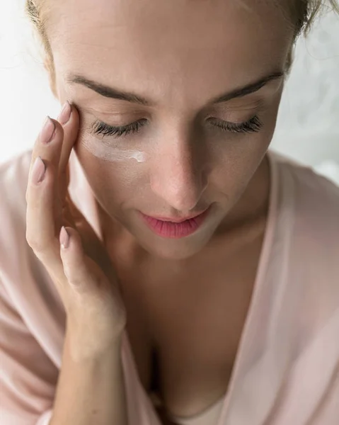 Ziemlich Kaukasische Frau Anwendung Hautpflege Creme Unter Dem Auge — Stockfoto