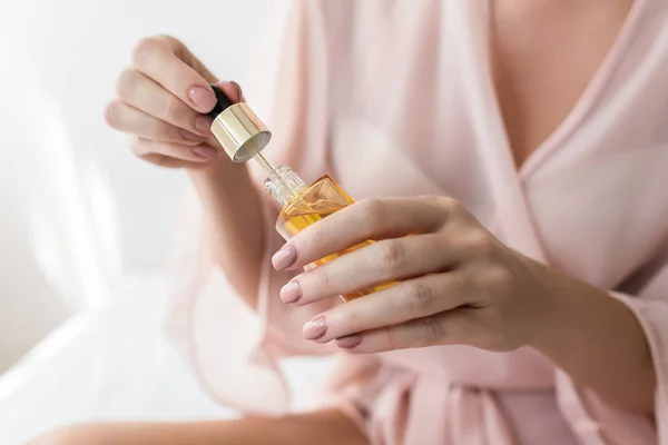 Handen Van Onherkenbaar Vrouw Met Fles Met Cosmetische Serum — Stockfoto