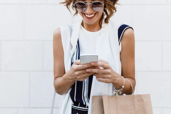 Hermosa Mujer Caucásica Sonriente Sosteniendo Bolsa Compras Escribiendo Teléfono Celular —  Fotos de Stock