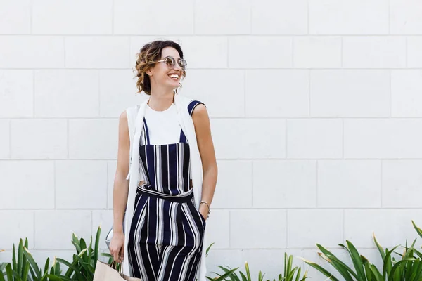 Mulher Bonita Elegante Branca Sorrindo Segurando Saco Compras Livre — Fotografia de Stock