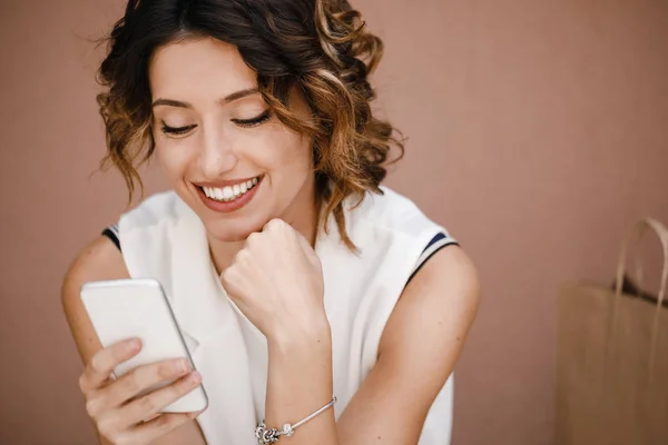 Linda Mulher Branca Sorridente Lendo Seu Telefone Celular — Fotografia de Stock