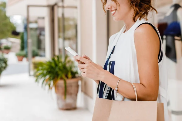 Recadrée Femme Caucasienne Méconnaissable Debout Extérieur Tapant Sur Son Smartphone — Photo