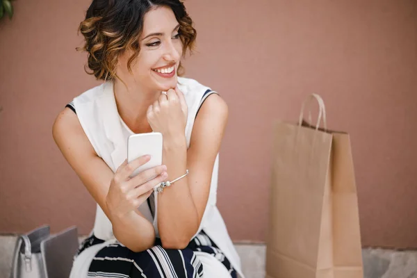 Bonita Mulher Branca Sorridente Comprador Segurando Seu Telefone Celular — Fotografia de Stock