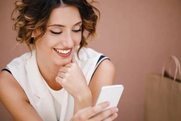 Όμορφο Χαμόγελο Καυκάσιος Γυναίκα Κρατώντας Smartphone Της — Φωτογραφία Αρχείου