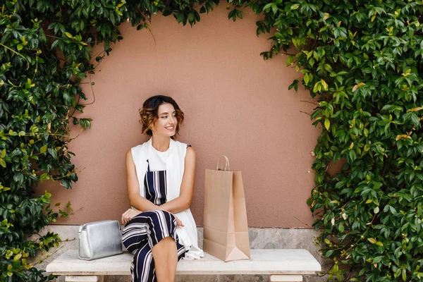 Bella Donna Caucasica Seduta Sulla Panchina Del Giardino Accanto Alla — Foto Stock