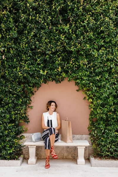 Jolie Femme Caucasienne Assise Sur Banc Jardin Côté Sac Provisions — Photo