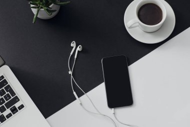 Cep telefonu ve dizüstü bilgisayarda Ofis masaları fotoğrafı yukarıda.