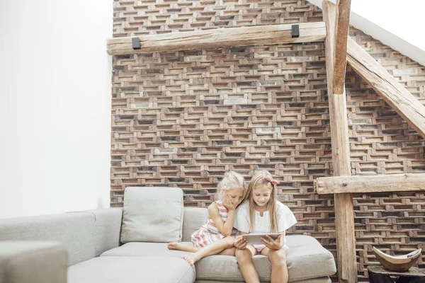 Twee Schattige Blanke Meisjes Zusters Thuis Zitten Kijken Naar Tablet — Stockfoto