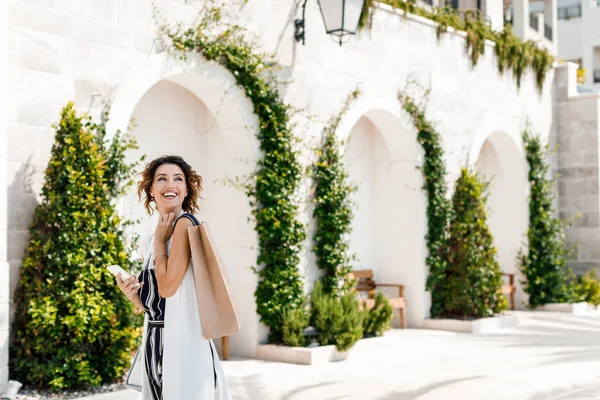Όμορφη Χαμογελαστή Γυναίκα Στέκεται Έξω Και Κρατώντας Την Τσάντα Για — Φωτογραφία Αρχείου