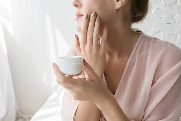 Mujer Recortada Irreconocible Poniendo Crema Cosmética Para Cuidado Piel Cara — Foto de Stock