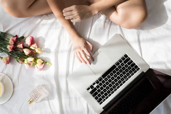 Обрізана Невпізнана Жінка Сидить Ліжку Вранці Друкує Ноутбуці — стокове фото