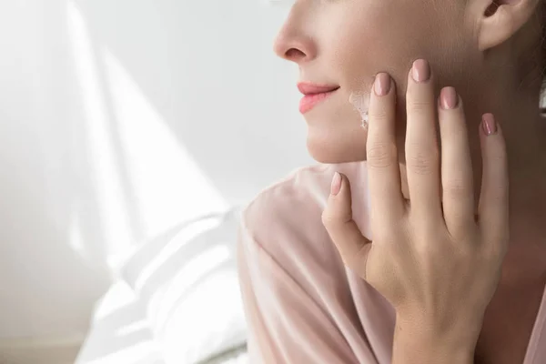 Unerkennbar Beschnittene Frau Trägt Kosmetische Hautpflege Creme Auf Ihr Gesicht — Stockfoto