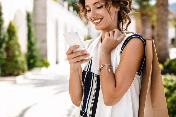 Vacker Elegant Leende Kaukasisk Kvinna Tittar Sin Mobiltelefon Och Håller — Stockfoto