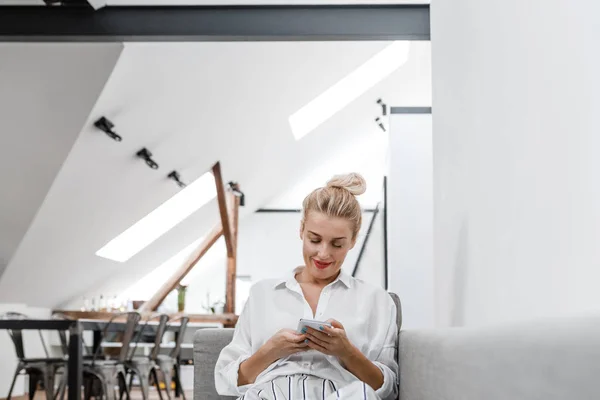 Bella Bionda Sorridente Donna Caucasica Che Digita Sul Cellulare Casa — Foto Stock