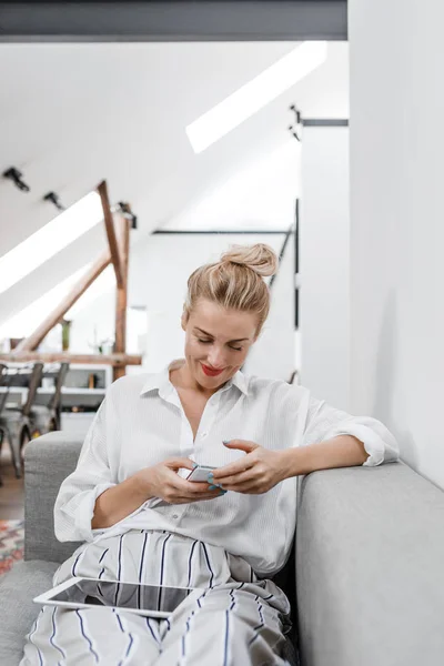 Красивая Блондинка Улыбающаяся Белая Женщина Печатает Дома Мобильному Телефону — стоковое фото