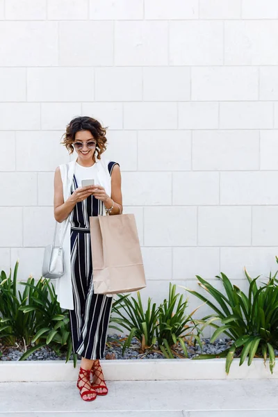 Beautiful Smiling Caucasian Woman Holding Shopping Bag Typing Her Cell — Stock Photo, Image