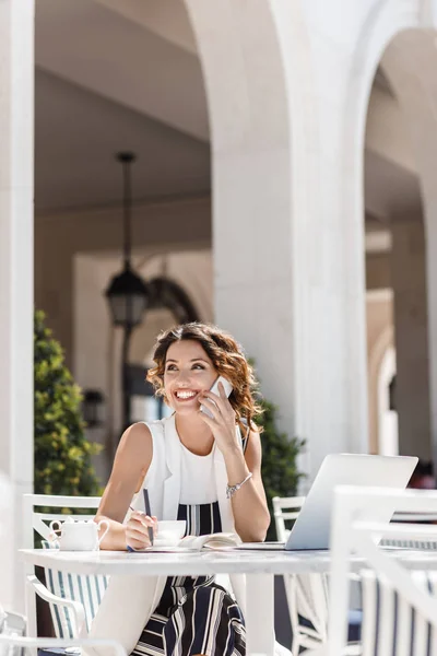 Schöne Stylische Lächelnde Kaukasierin Die Auf Ihrem Handy Spricht Und — Stockfoto