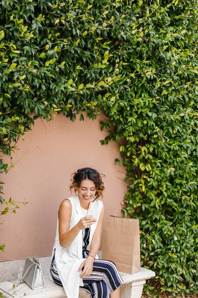 Hermosa Mujer Caucásica Sonriente Sentada Banco Escribiendo Teléfono Celular —  Fotos de Stock