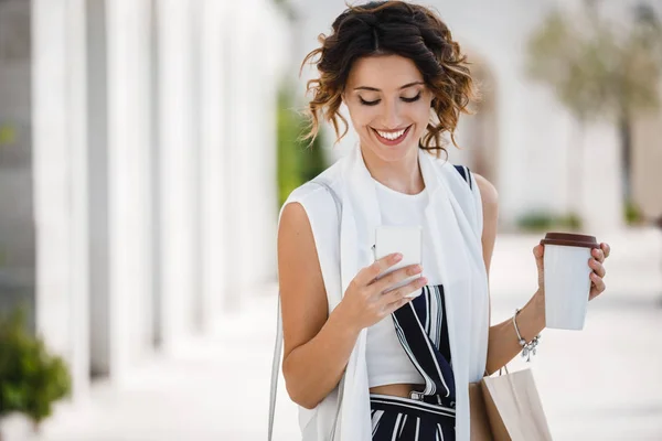 Hermosa Mujer Caucásica Sonriente Comprador Escribiendo Teléfono Inteligente Sosteniendo Taza — Foto de Stock