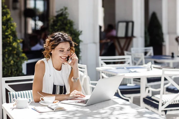 Vacker Elegant Leende Kaukasisk Kvinna Pratar Hennes Mobiltelefon Och Arbetar — Stockfoto