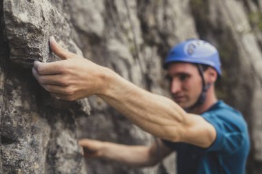 Bir adam bir açık doğal kaya tırmanışı.