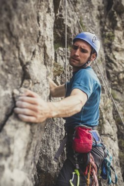Bir adam bir açık doğal kaya tırmanışı.