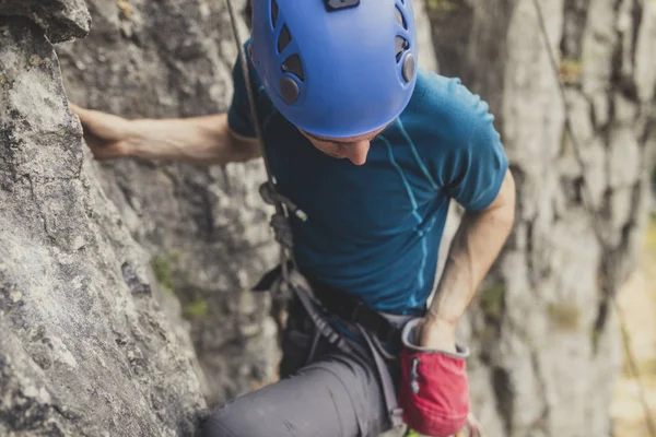 Bir Adam Bir Açık Doğal Kaya Tırmanışı — Stok fotoğraf
