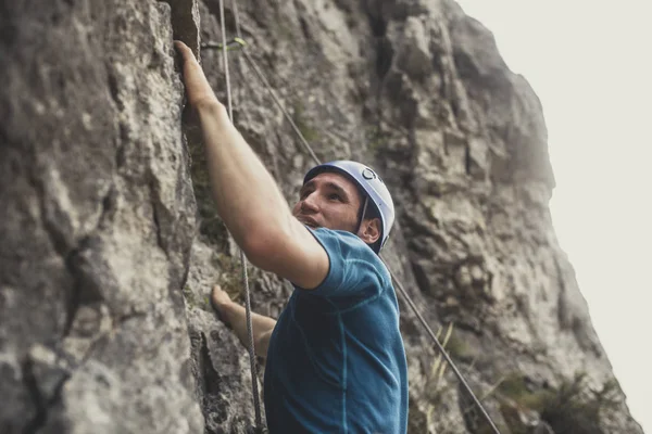 Man Climbing Outdoor Natural Rock — Stock Photo, Image