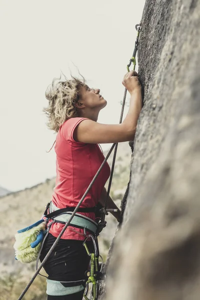 Female Rock Climber Climbing Outoors — Stock Photo, Image