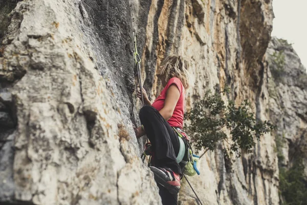 Kadın rock tırmanma outoors.