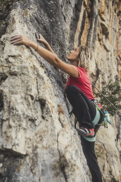 Female Rock Climber Climbing Outoors — Stock Photo, Image