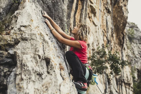 Kvinde Bjergbestiger Klatrende Udgange - Stock-foto