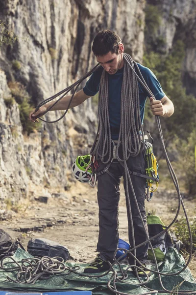 Açık Havada Duran Erkek Tırmanıcı Halat Tırmanma Holding — Stok fotoğraf