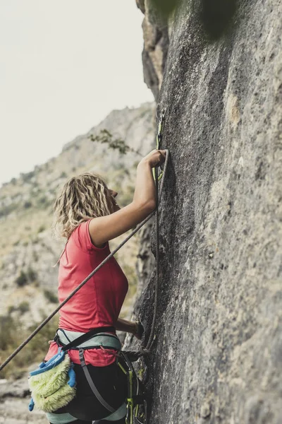 Femme Grimpeuse Escalade Extérieur — Photo