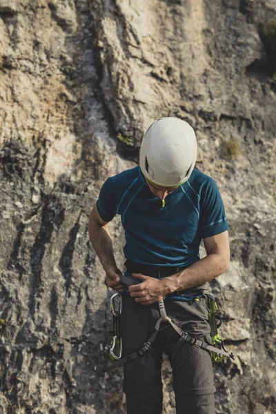 Male Climber Standing Outdoors Preparing His Climbing Equipment — Stock Photo, Image