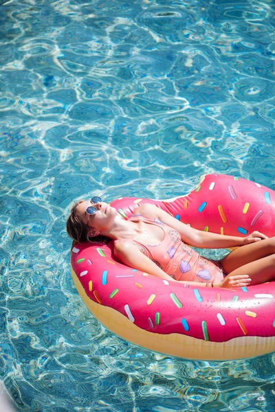 Güzel kadın Akdeniz ve zevk üzerinde kayan halka yatan güneşlenmek.