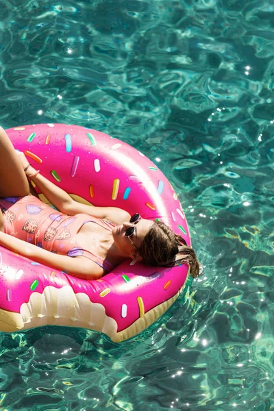 Jolie Femme Couchée Sur Anneau Flottant Sur Mer Méditerranée Profitant — Photo