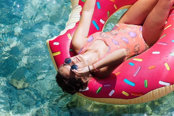 Güzel kadın Akdeniz ve zevk üzerinde kayan halka yatan güneşlenmek.