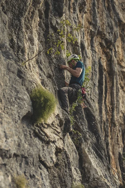 Erkek doğal açık kaya tırmanma tırmanıcı.